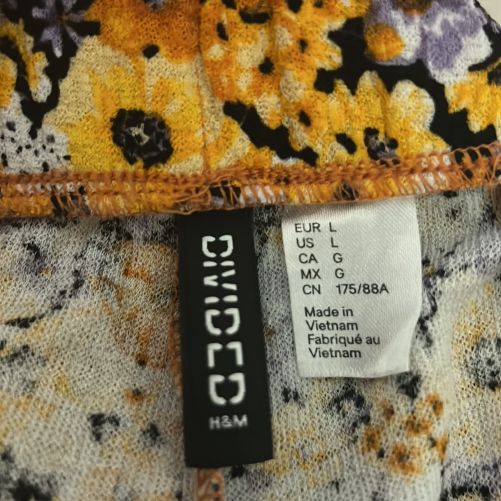 Divided floral shorts NWOT - Picture 3 of 3